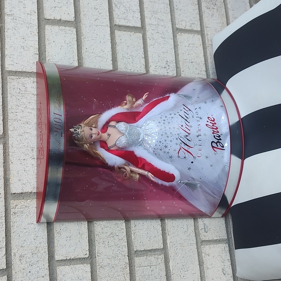 2001 Christmas Barbie - Picture 4 of 10